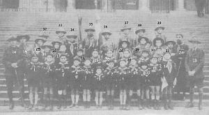 SCOUTS DE FRANCE 1ERE GROUPE BAYARD 1928 DEVANT  LA CATHEDRALE  LE 11 NOVEMBRE